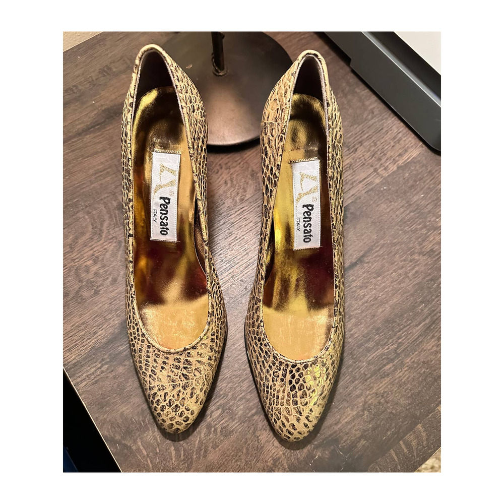 VINTAGE FERNANDO PENSATO GOLD CARVED HEEL PUMPS; SIZE 40 OR US 10